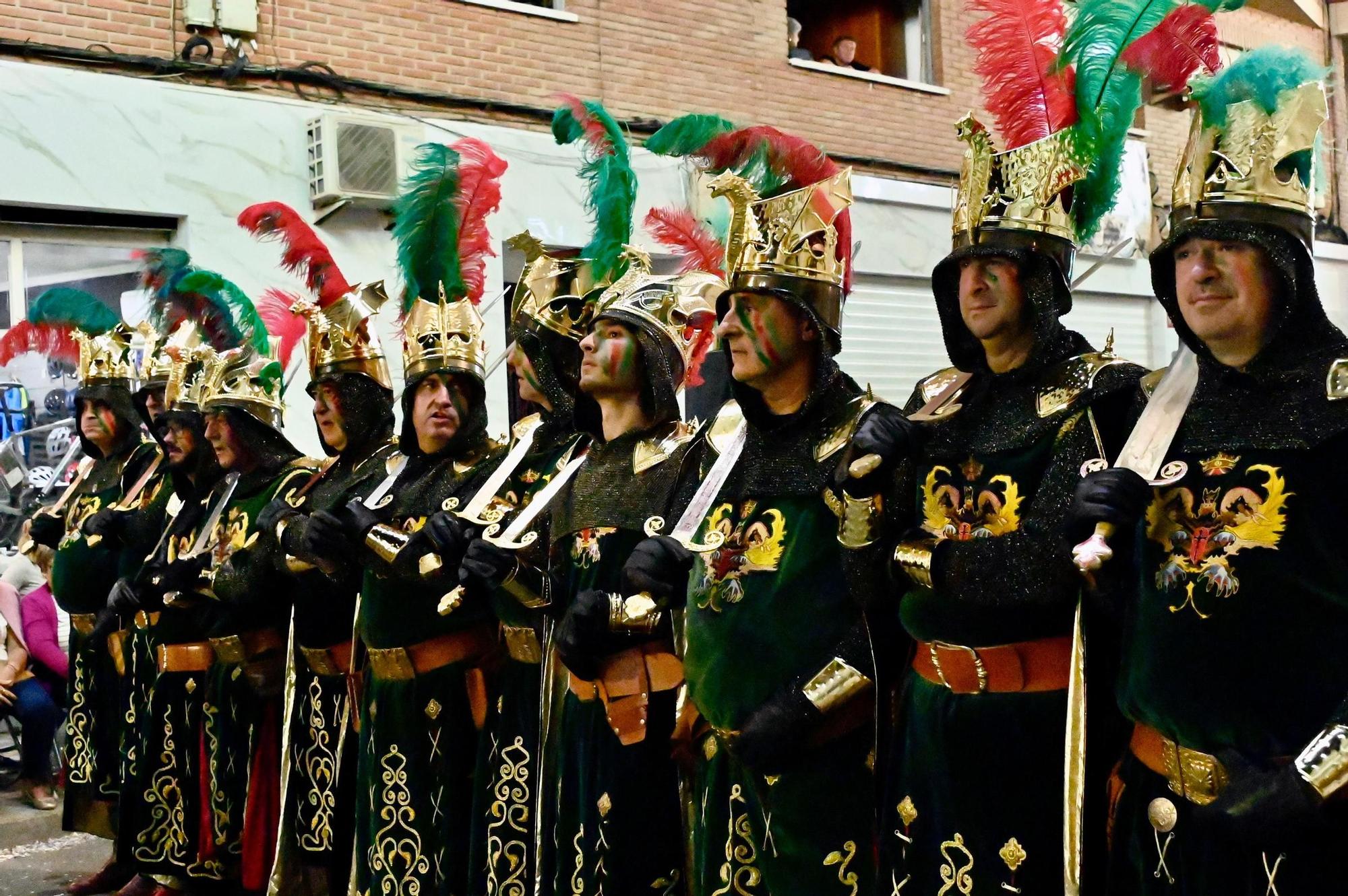 Dragones de San Jorge corona una Entrada Cristiana en Crevillent con un boato de 1.300 participantes