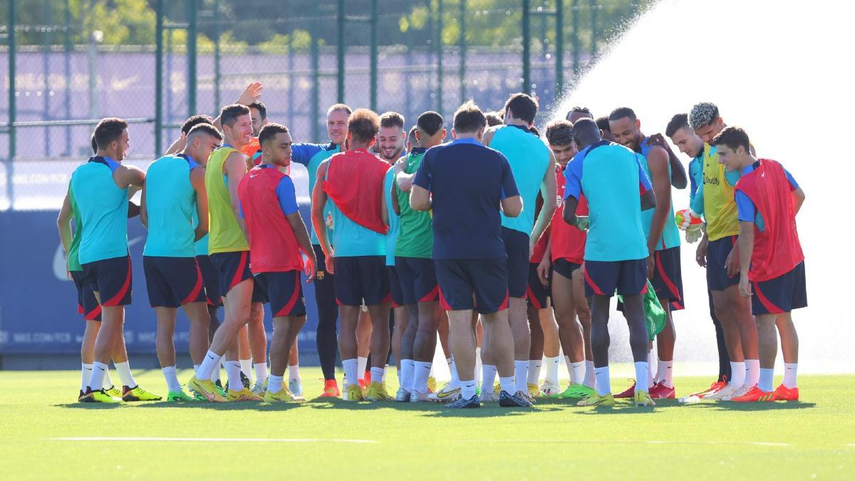 Los de Xavi Hernández, durante el entrenamiento matinal