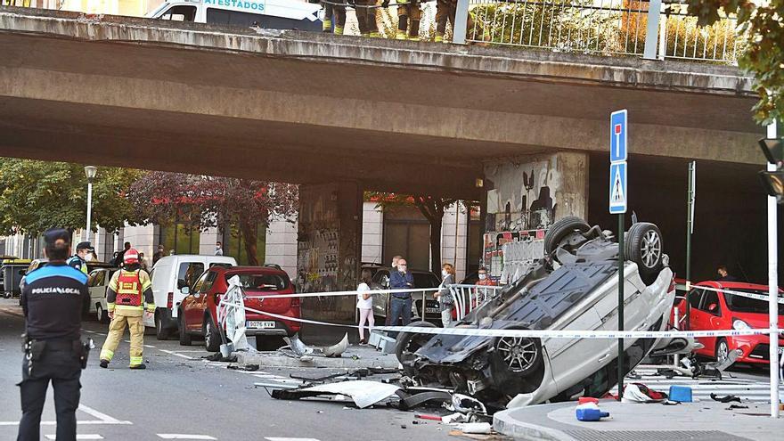 El coche que cayó desde la ronda de Outeiro, estrellado en la calle Caballeros.