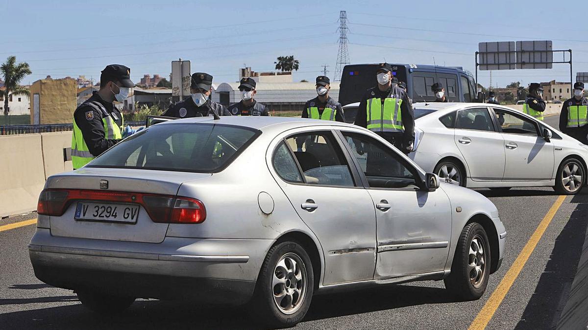 Un control de la policía para comprobar si se cumplen las medidas fijadas por el estado de alarma. | DANIEL TORTAJADA