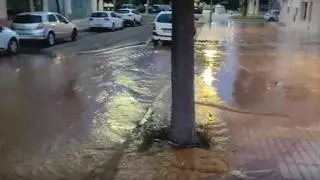 Una rotura de tubería en Jacinta García Hernández obliga a cortar el agua en la calle