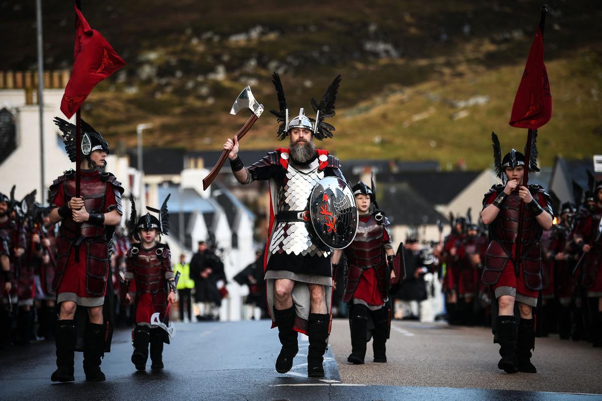 Celebración de la influencia de los vikingos escandinavos en las Islas Shetland, con hasta 1,000 guizers (hombres disfrazados) arrojando antorchas encendidas en su bote vikingo y prendiéndolo fuego más tarde en la noche.