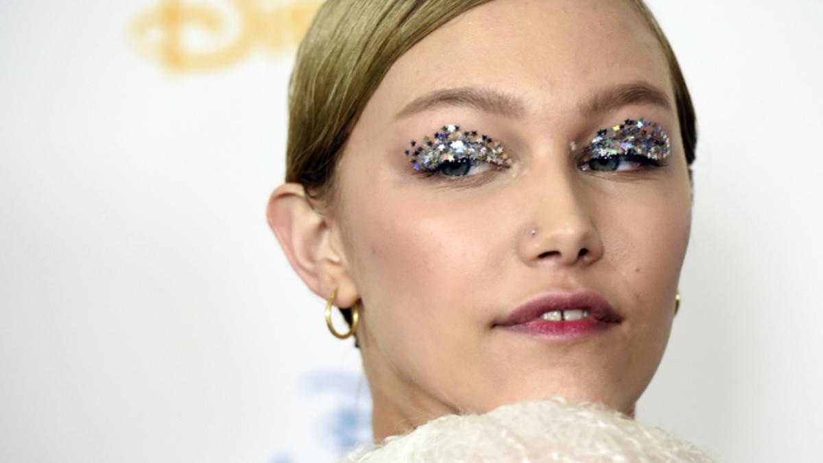 Grace VanderWaal ha llevado un maquillaje de ojos con purpurina que nos parece una fantasía para tus looks de invitada.