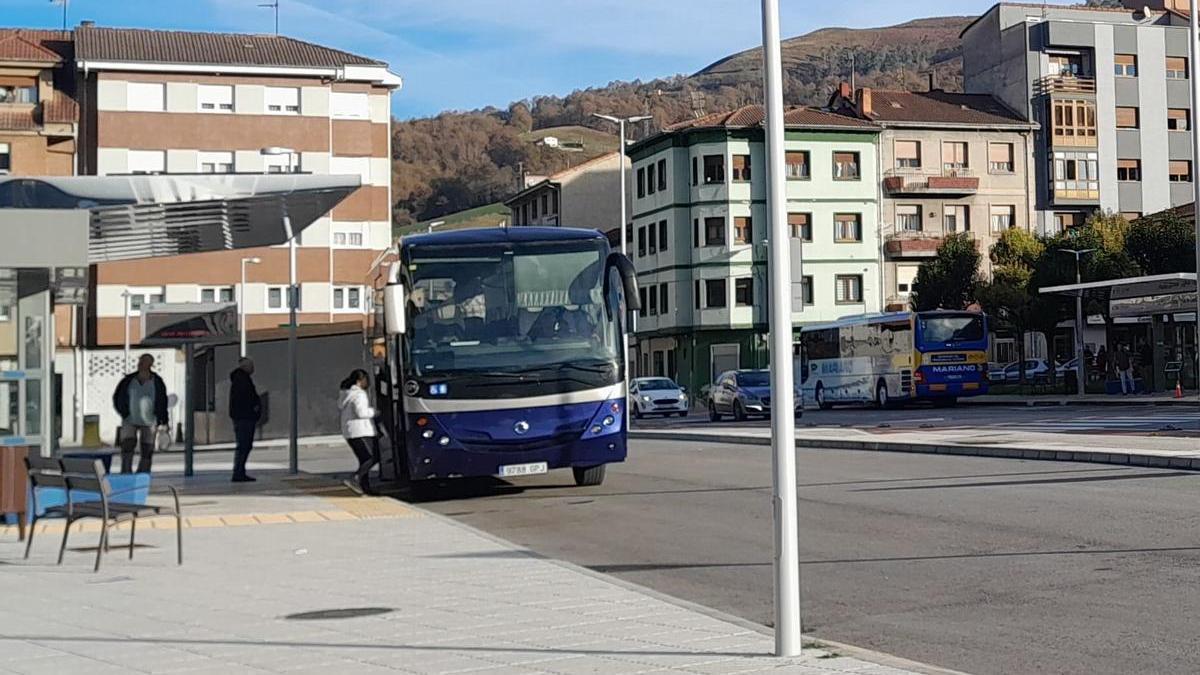Dos autobuses en la zona del intercambiador de Pola de Laviana.