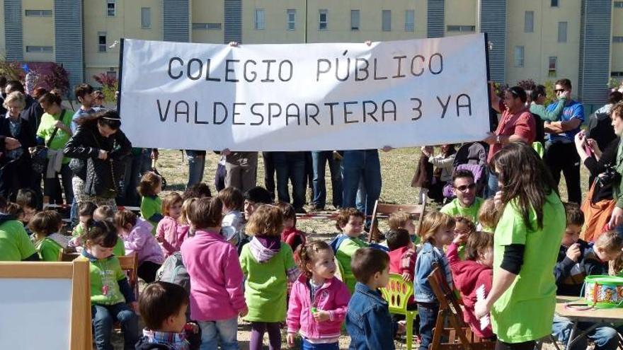 Más de 200 personas exigen un tercer colegio en Valdespartera