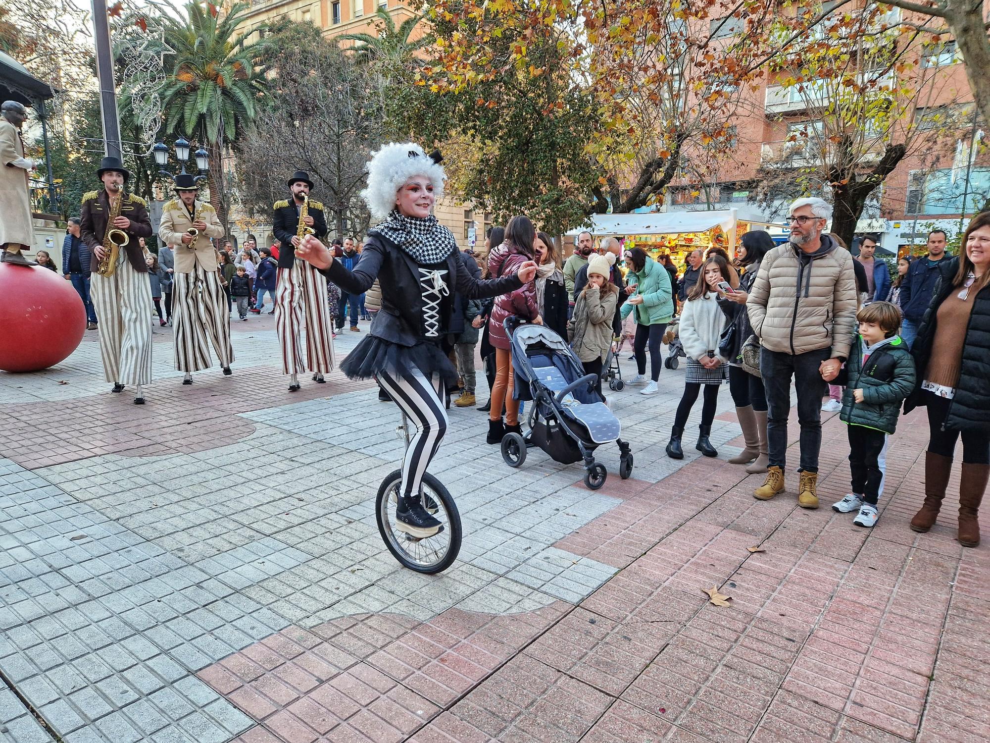 El pasacalles navideño de Cáceres cautiva a los ciudadanos