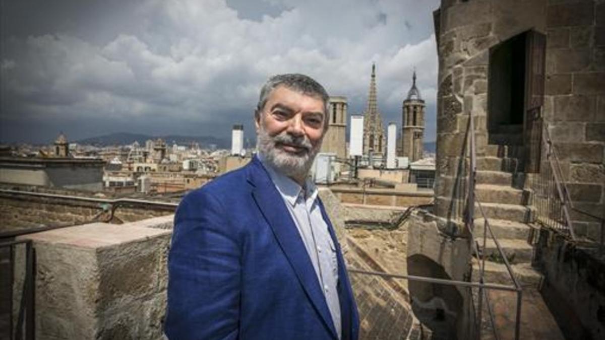 El director del TNC, Xavier Albertí, en un recorrido artístico por lugares de Ciutat Vella.