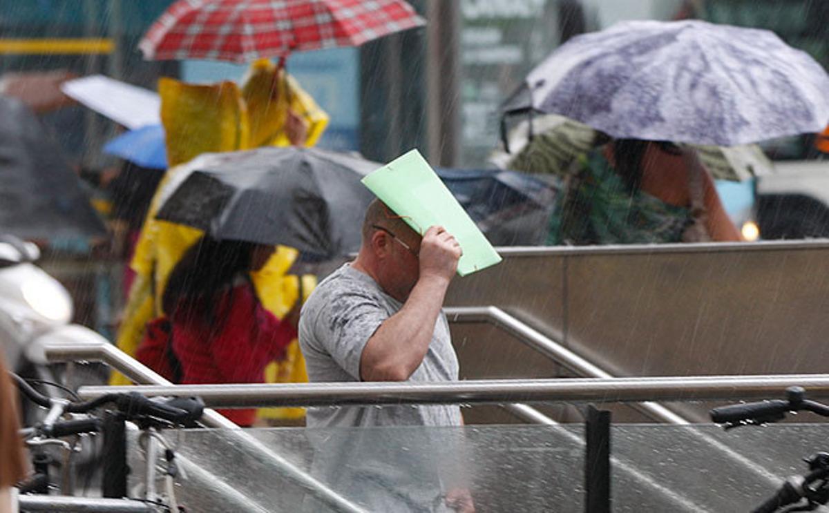 Una carpeta també pot servir per protegir-se de la pluja, però millor si és de plàstic.