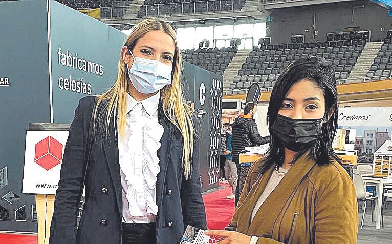 Paola Giraldo y Laura Botero fueron de las primeras visitantes con las que contó la feria.