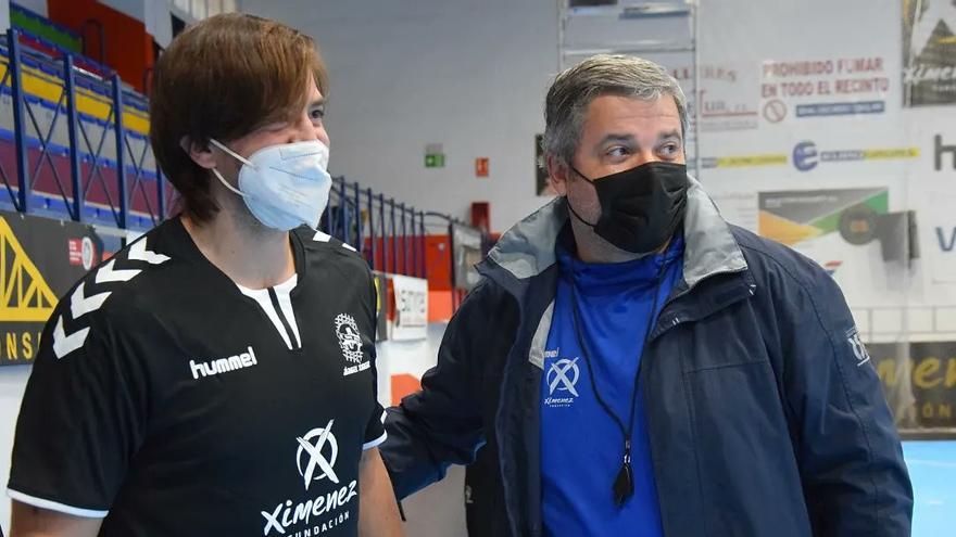 El Ángel Ximénez, con Luisfe y mirando a la Copa