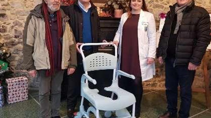 Manuel Alonso, José Luis Moreno, Jacqueline Zazo y Bernardino Fanjul, con la silla.