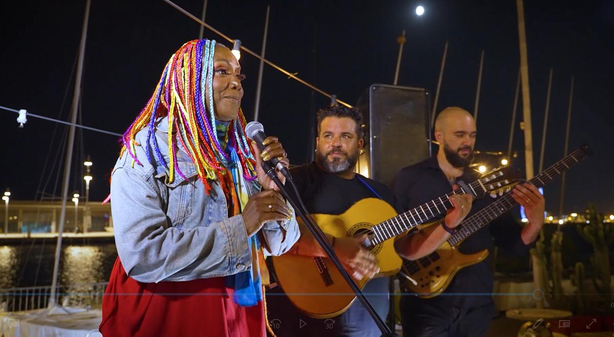 La cantante Lucrecoa subió al escenario junto al grupo Rumba en el 45 aniversario de Pallarols
