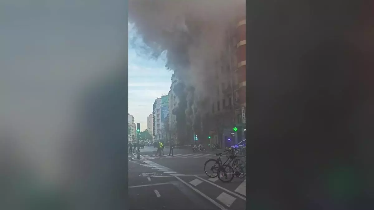 Pavoroso incendio con una intensa humareda en el centro de València