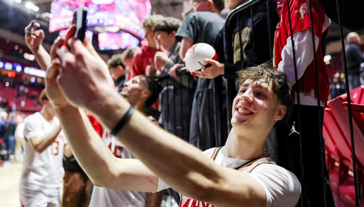 Guille del Pino se hace un selfi con un aficionado tras la victoria de Maryland ante Washington.