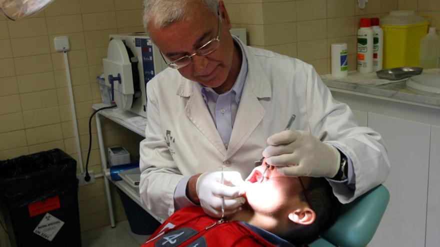 Los dentistas insisten en que es conveniente prevenir la aparición de caries desde la infancia.