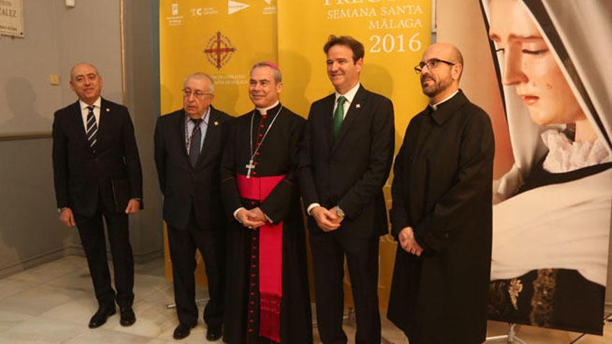 Recibimiento al pregonero antes de su intervención por parte del pregonero de 2015, Rafael de las Peñas; el presidente de la Agrupación, Pablo Atencia; y el delegado de Hermandades, Antonio Coronado.