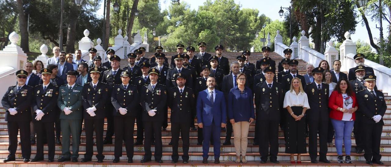 Parte de la plantilla de la Policía Nacional posó tras el acto celebrado en el paraje del Termet, con mandos de otros cuerpos y los alcaldes del Vila-real y Burriana, José Benlloch y Mª Josep Safont.