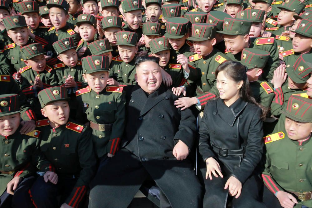 El líder de Corea del Norte Kim Jong-un visita un colegio, en el que plantó árboles con los estudiantes.