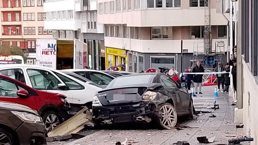 Un coche circula por la acera y se estrella contra un edificio del paseo de Ronda de A Coruña
