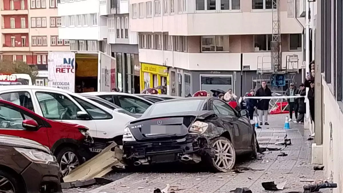Un coche circula por la acera y se estrella contra un edificio del paseo de Ronda de A Coruña