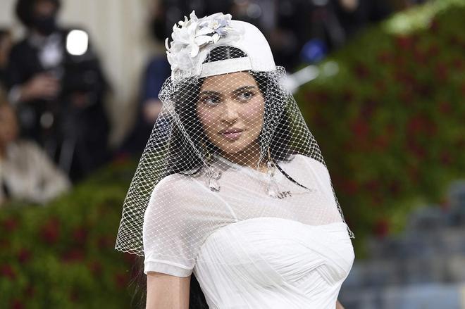 Kylie Jenner con una gorra con tocado