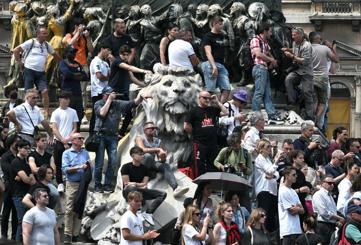 Milan (Italy), 14/06/2023.- People are gathered outside the Milan Cathedral during the state funeral of Italy’s former prime minister and media mogul Silvio Berlusconi, in Milan, northern Italy, 14 June 2023 Silvio Berlusconi died at the age of 86 on 12 June 2023 at Milan’s San Raffaele hospital. The Italian media tycoon and Forza Italia (FI) party founder, dubbed as ’Il Cavaliere’ (The Knight), served as prime minister of Italy in four governments. The Italian government has declared 14 June 2023 a national day of mourning. (Italia) EFE/EPA/CIRO FUSCO