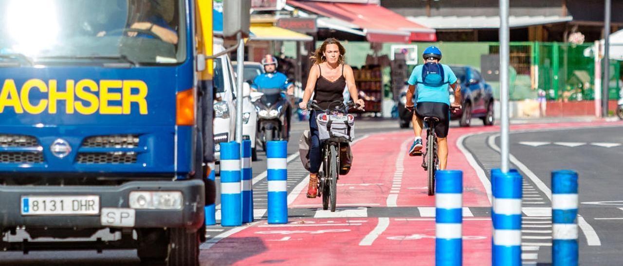 Una furgoneta invade un carril bici en la avenida Jaime I de Benidorm.