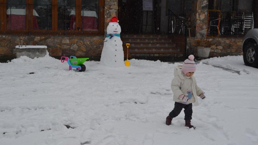 Una niña juega con la nieve caída durante los últimos días en Sanabria