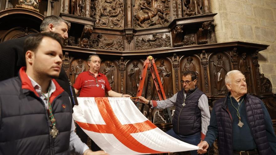 La bandera de San Jorge luce ya en la concatedral de Cáceres