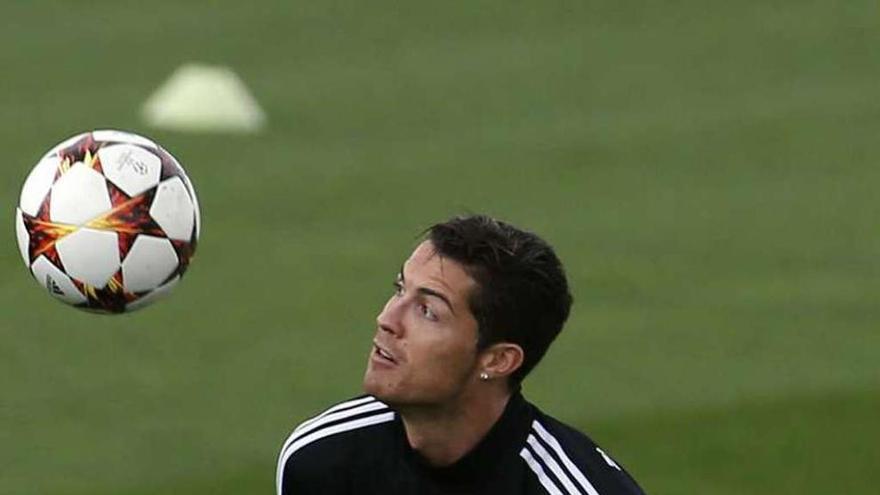 Cristiano trata de controlar un balón con el hombro.