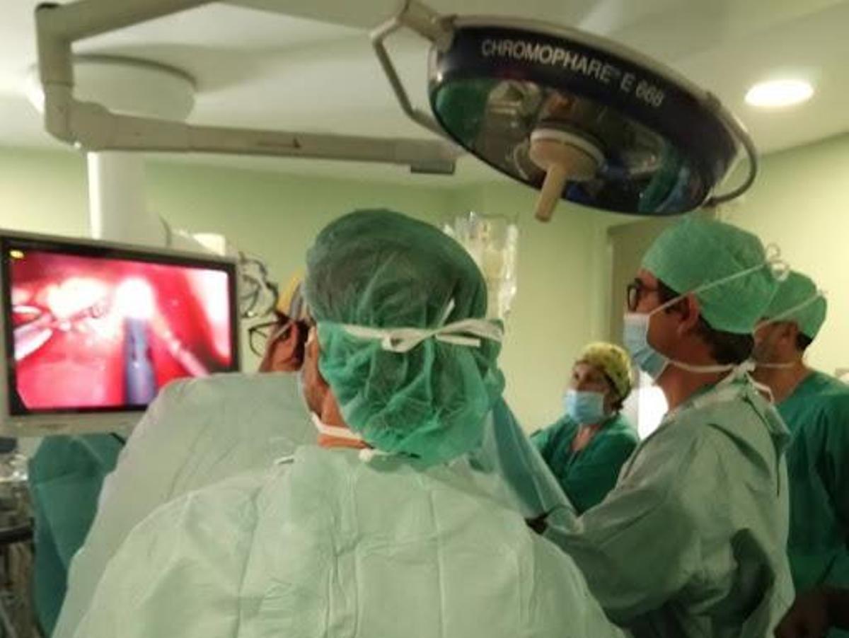 Un momento de una operación de abordaje subxifoideo.