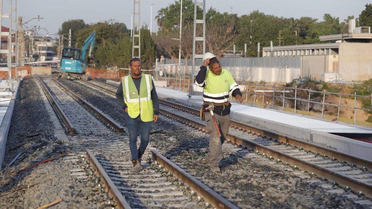 Técnicos trabajan en la recontrucción del tramo de vía dañado por la dana en Paiporta.