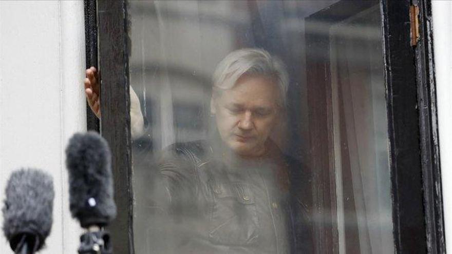 Assange, condenado a un año de cárcel por violar la libertad condicional