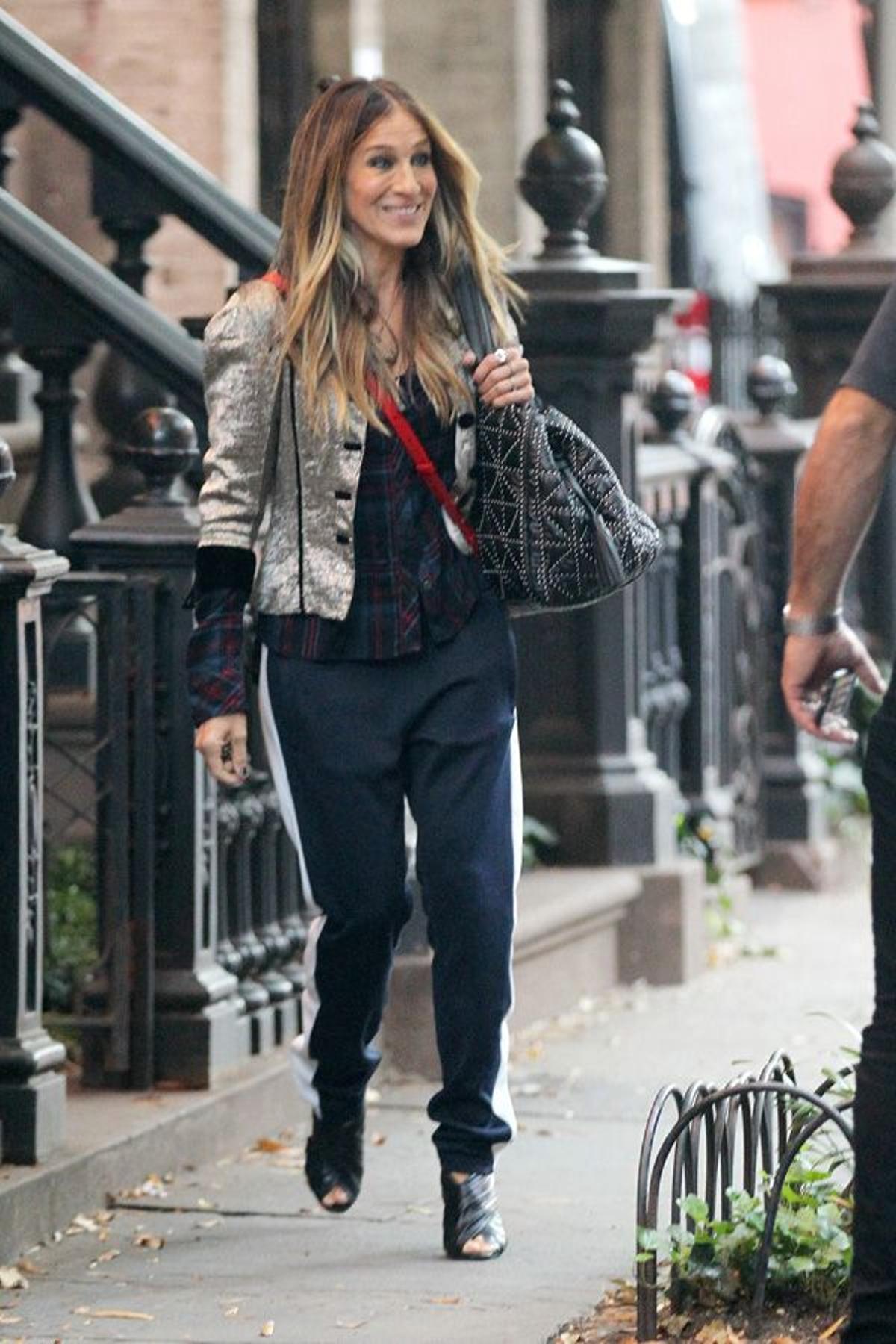 Sarah Jessica Parker con chaqueta metalizada en clave 'sporty'