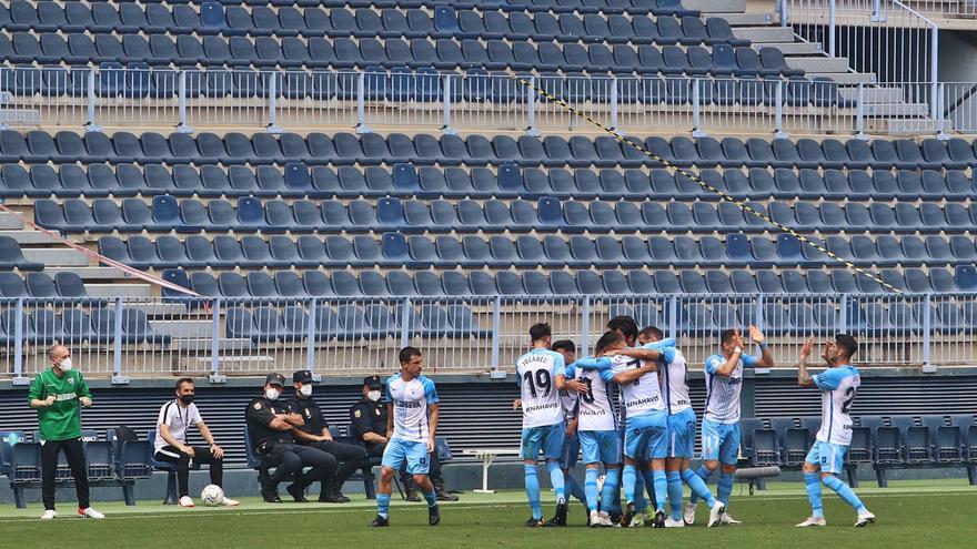 Los jugadores del Málagacelebran uno de los golesal Albacete