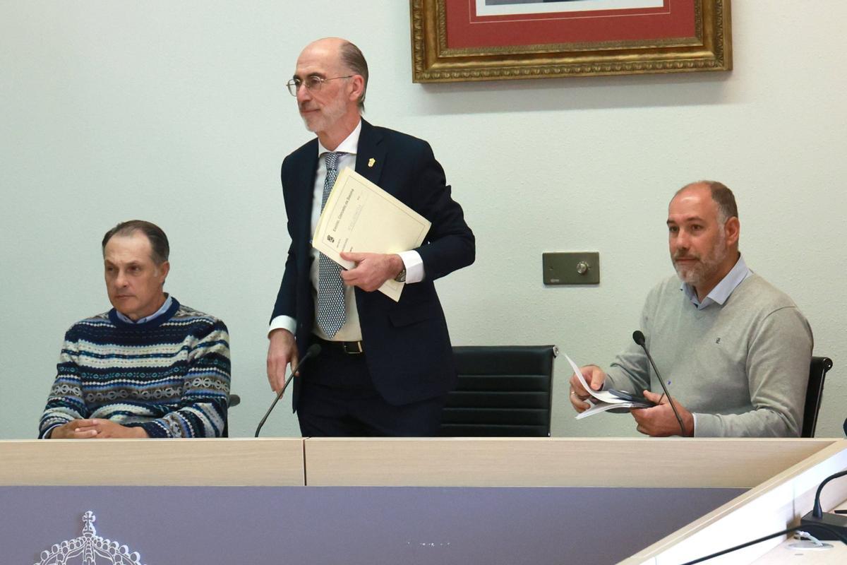 El alcalde de Baiona Jesús Vázquez Almuiña con el exconcejal de Urbanismo a la derecha y el de Cultura, a la izquierda.