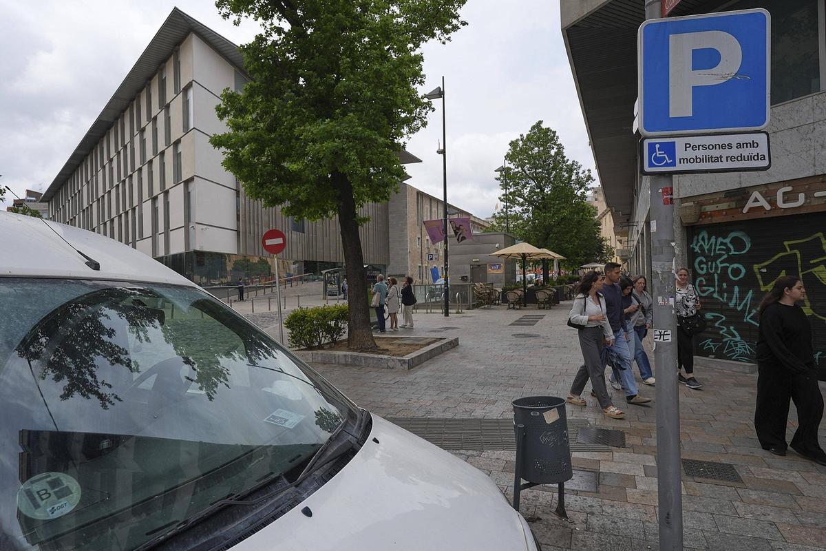 Un senyal d'aparcament per persones amb mobilitat reduïda.