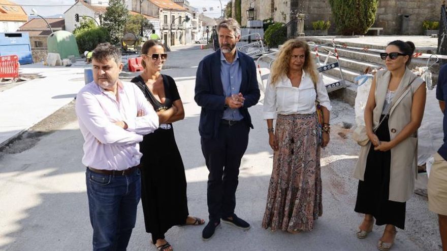 Un momento de la visita a la calle que conduce a la zona de Faxilde. |  // PABLO HERNÁNDEZ