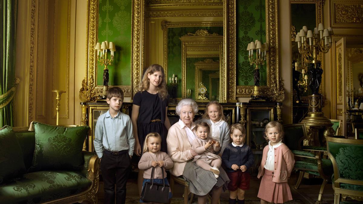 La Reina Isabel II junto a sus nietos