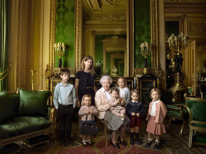 La Reina Isabel II junto a sus nietos