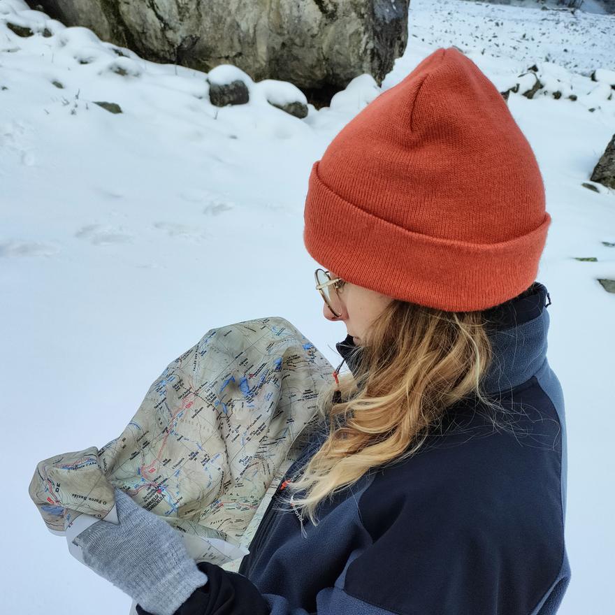 Una montañera, con uno de los mapas de tela del Pirineo.