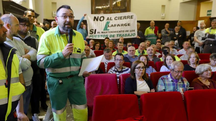 Intervención de Vélez de Guevara frente a algunos compañeros de Lafarge.