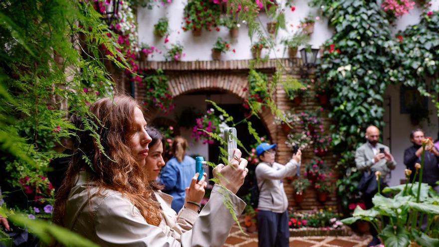 Los Patios de Córdoba desafían a la lluvia en el ecuador de la fiesta