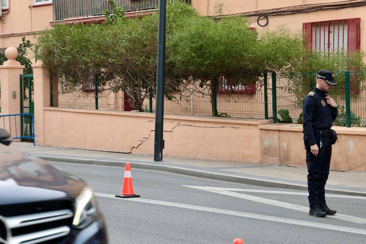 La grieta provocada por el movimiento de la calzada en el edificio residencial del número 15.