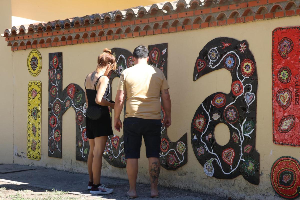Público contempla el nuevo mosaico de Olivares Público contempla el nuevo mosaico de Olivares