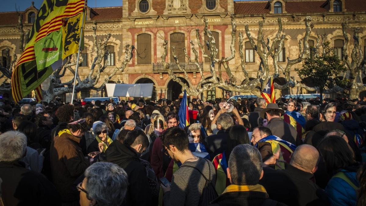 Apoyo a Carles Puigdemont en las inmediaciones del Parlament