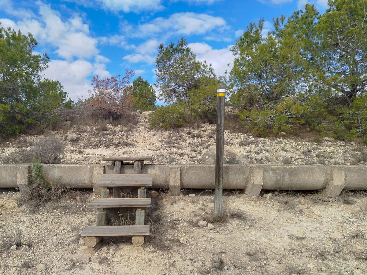 En el PR-CV 315: Itinerario de la Fuente de la Gota de Aspe se ha instalado nueva señalética vertical y horizontal, así como escaleras para salvar accesos complicados.