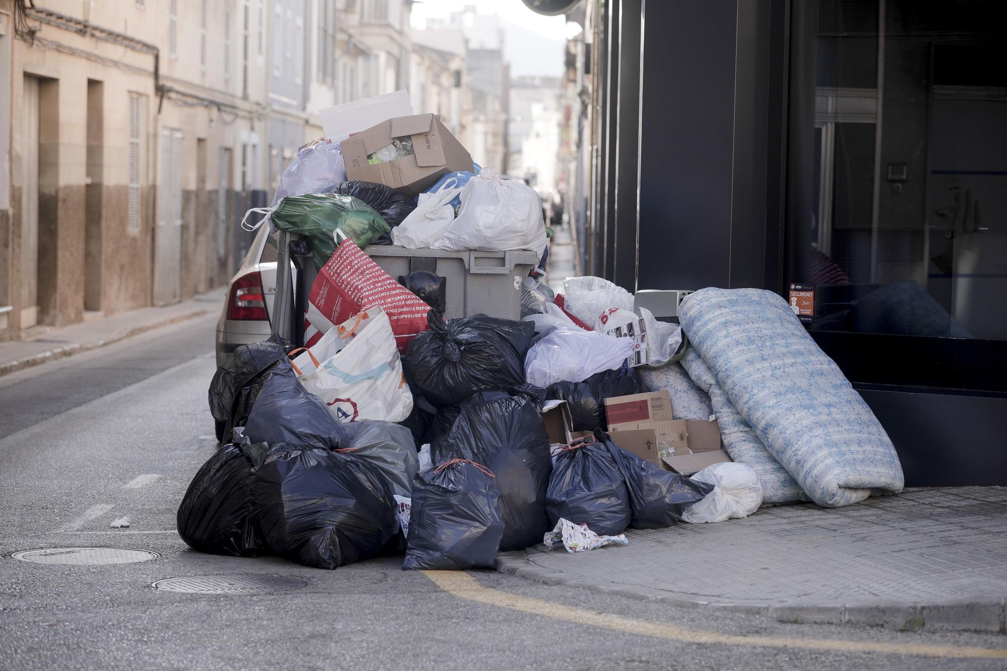 La basura se acumula en el tercer día de huelga del sector en Mallorca