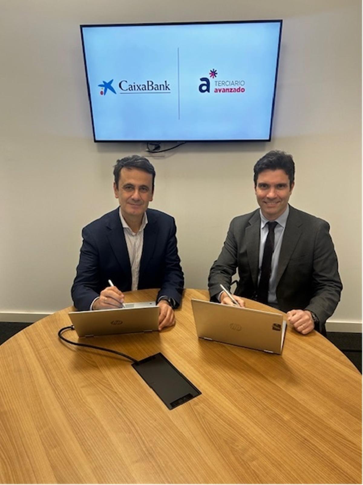 El director comercial de Banca de Empresas de CaixaBank en Alicante y Región de Murcia, Juan Jesús Lozano, y el presidente de Terciario Avanzado, Mariano Torres, han suscrito este acuerdo