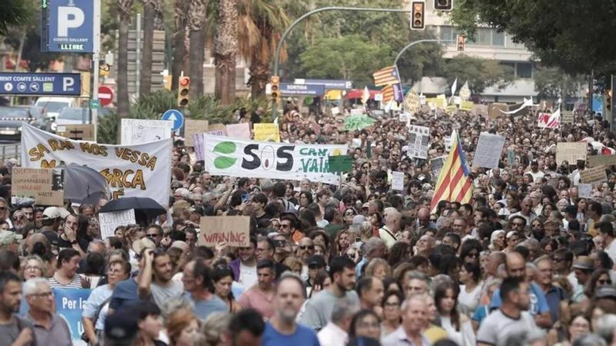 Rekordbeteiligung-und-gewaltt-tiges-Ende-Mallorca-erlebt-eine-denkw-rdige-Demonstration-gegen-den-Massentourismus